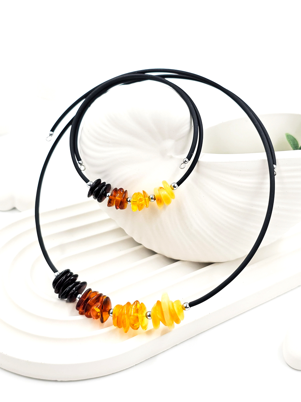 Комплект из чокера и браслета. Натуральный цельный янтарь