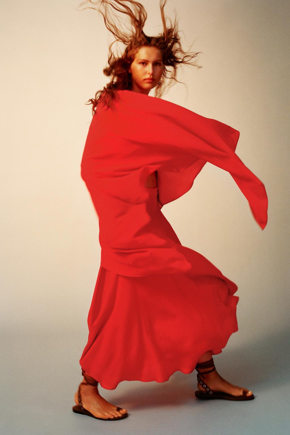 ZARA АСИММЕТРИЧНАЯ НАКИДКА ИЗ СТРУЯЩЕЙСЯ ТКАНИ, КОРАЛЛОВО-КРАСНЫЙ