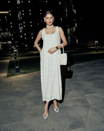 Платье в молочном цвете с пайетками