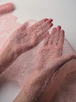 Кружево шантильи коралловый миндаль неэластичное ширина 22 см длина 1.45 м