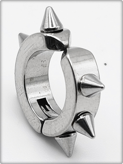 Клипса стальная с шипами для имитации пирсинга уха.