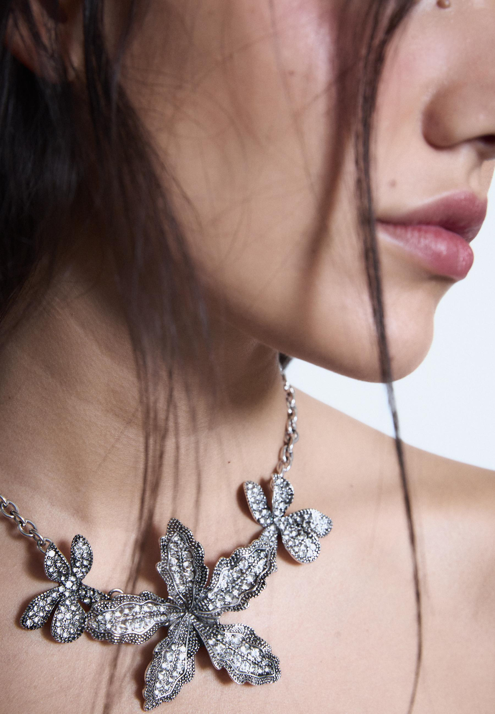 STRADIVARIUS Ожерелье со стразами, серый