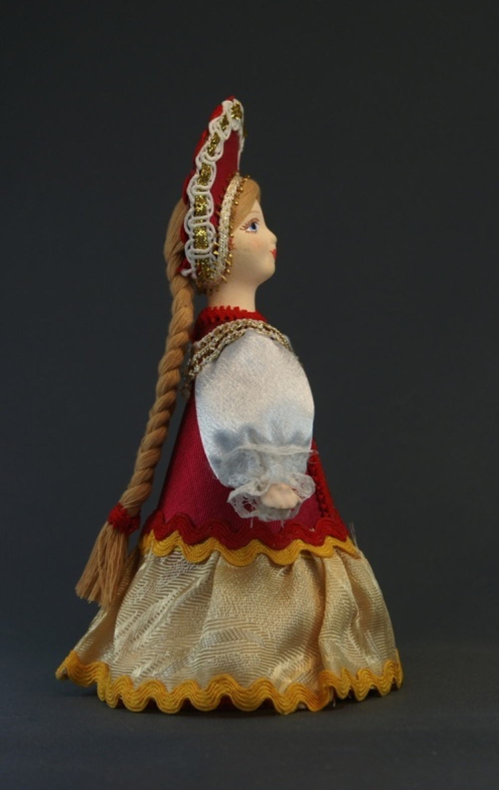 Кукла коллекционная в Девичьем праздничном костюме