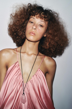 ZARA КОЖАНОЕ ОЖЕРЕЛЬЕ С КАМНЕМ НА ШНУРКЕ, ЦВЕТ РОЗОВОГО ДЕРЕВА