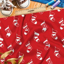 Ткань бифлекс рождественские носки на красном фоне