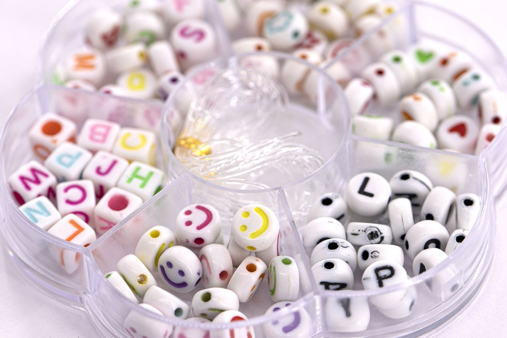 Набор для создания украшений-бусины Alingar, 80х80х12 мм, "Буковки", 6 видов бусин, 1х1,1 м леска, пластик. пенал