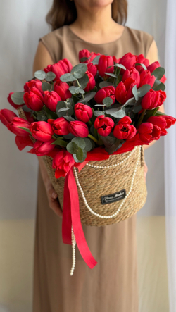 Яркие красные тюльпаны и ароматный эвкалипт в стильной корзине от Флора Маркет