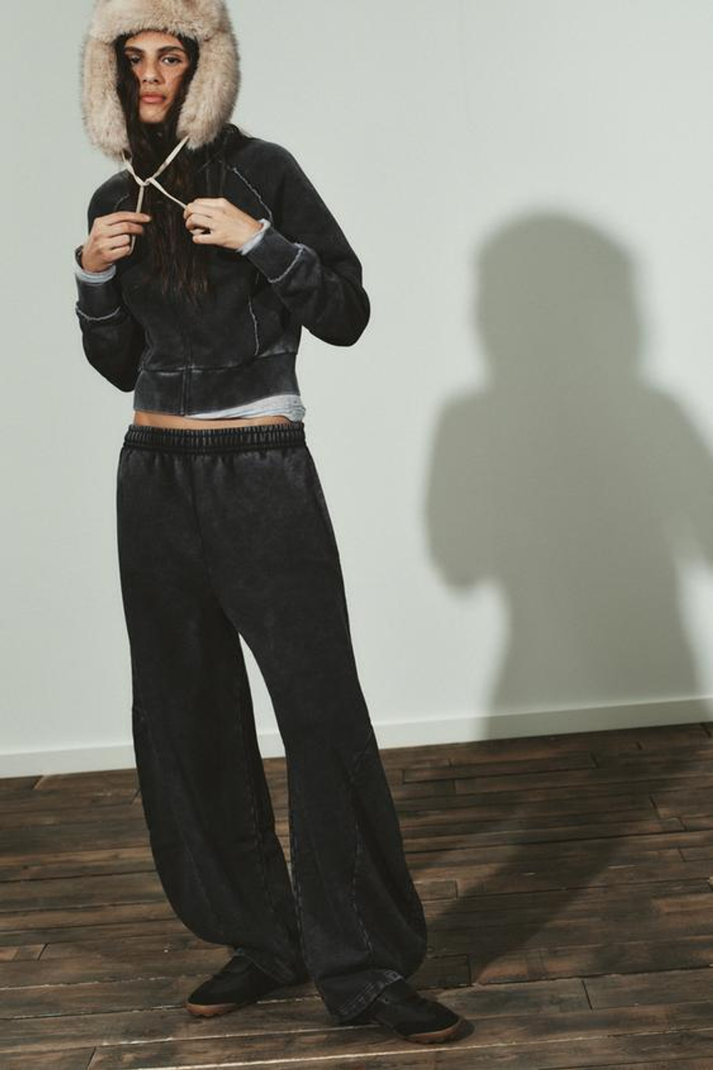 ZARA БРЮКИ CARROT С ЭФФЕКТОМ ПОТЕРТОСТИ, АНТРАЦИТОВО-СЕРЫЙ