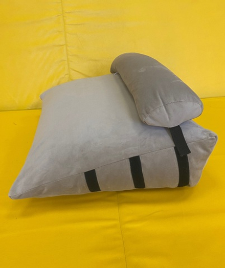 Наклонная подушка с валиком