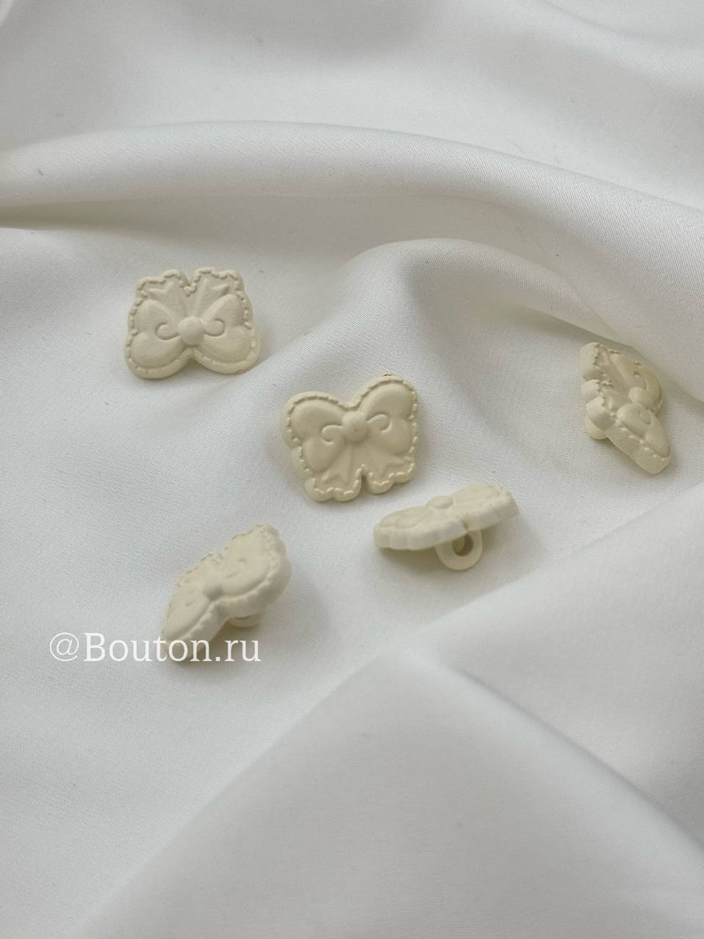 Пуговицы бантики пластиковые бежевые (молочные)