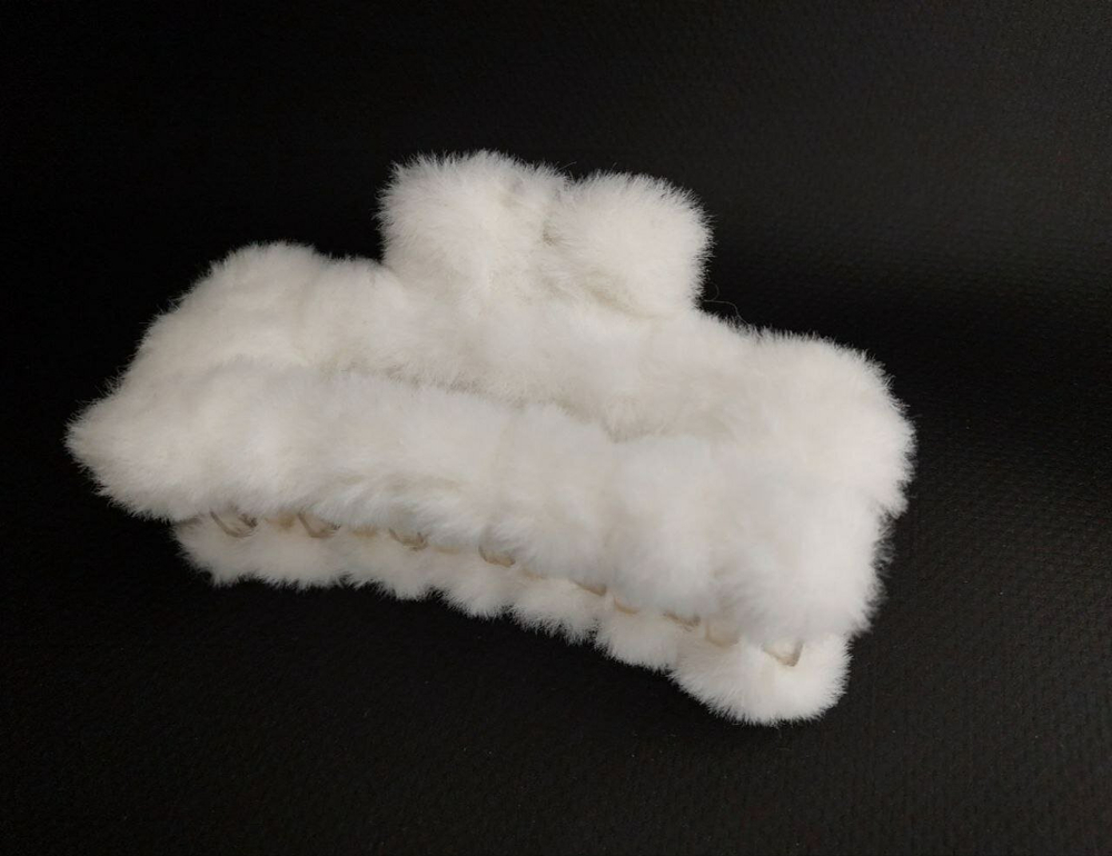 "Зимняя меховая заколка-краб". Цвет белый