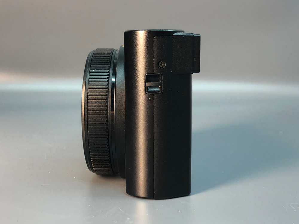 Panasonic Lumix DC-TZ202, незначительный налет на линзе