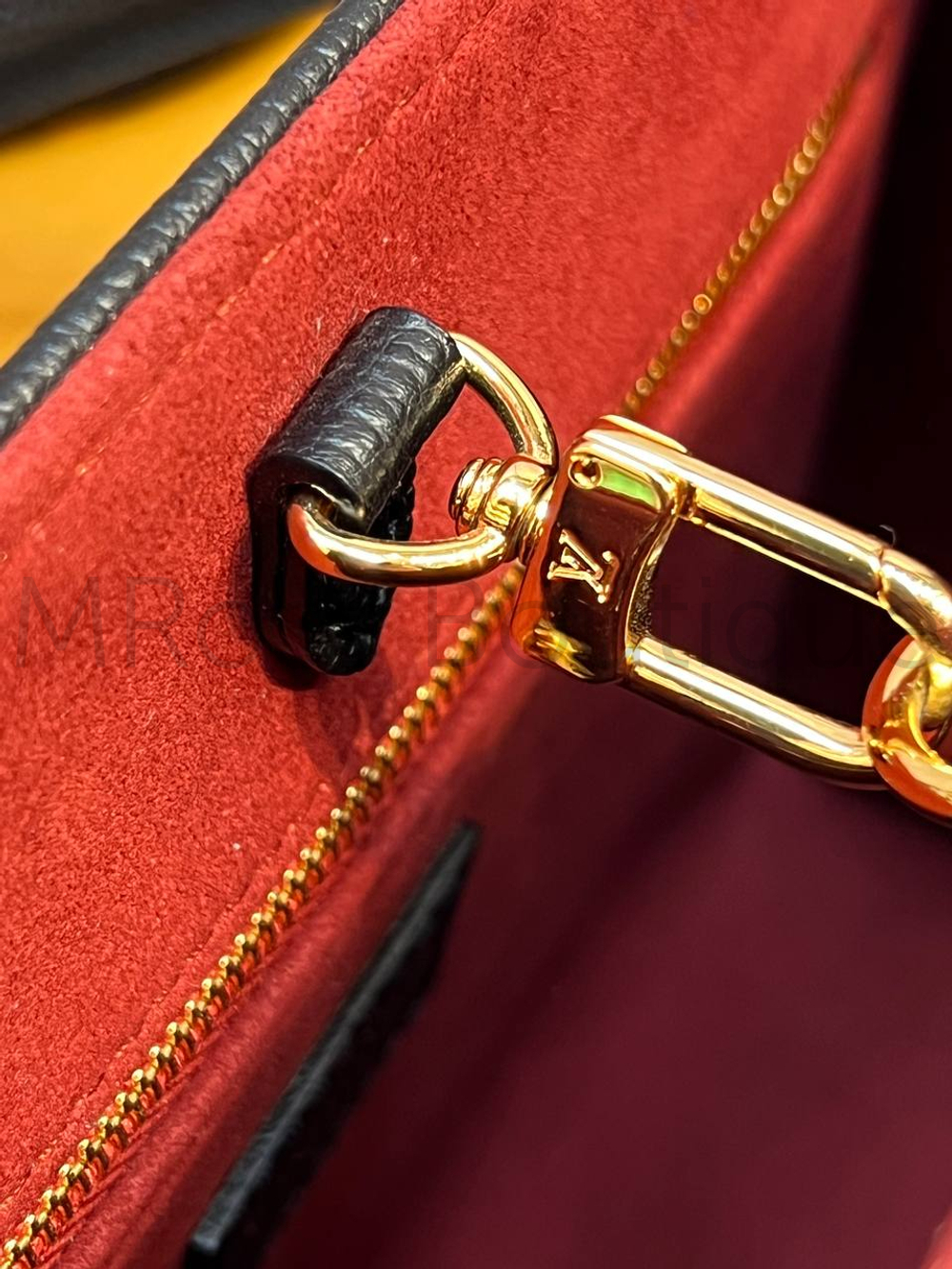 Черная сумка Louis Vuitton Onthego PM с узором монограм