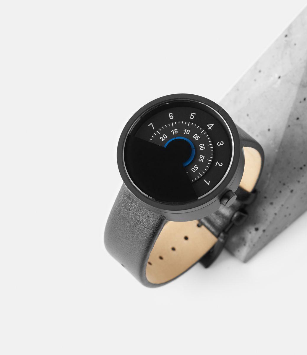 Anicorn Series 000 Black & Blue — часы с дисковым циферблатом