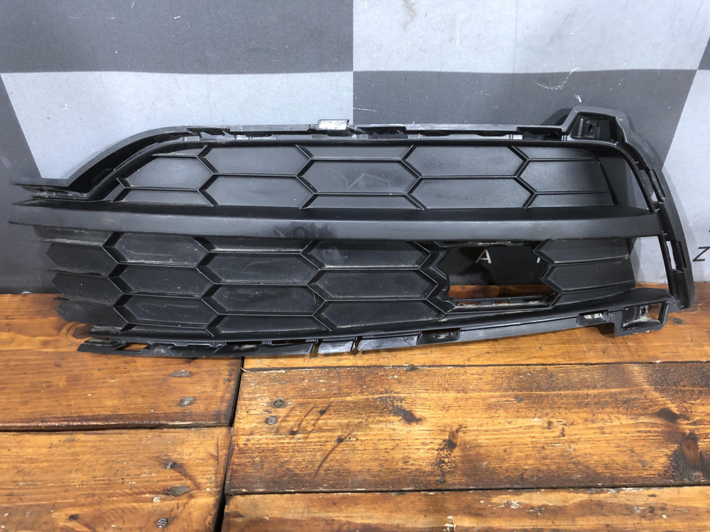 Решетка переднего бампера левая Skoda Karoq 17-нв Б/У Оригинал 57a807367