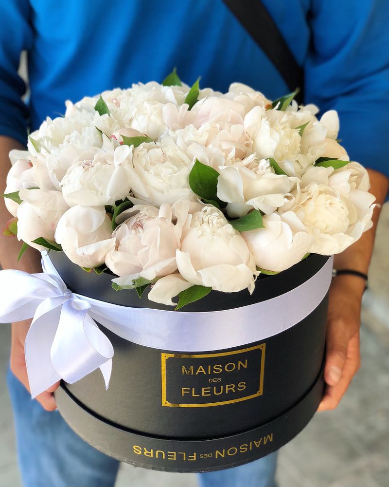 Белые пионы в подарочной коробке &quot;Maison des fleurs&quot;