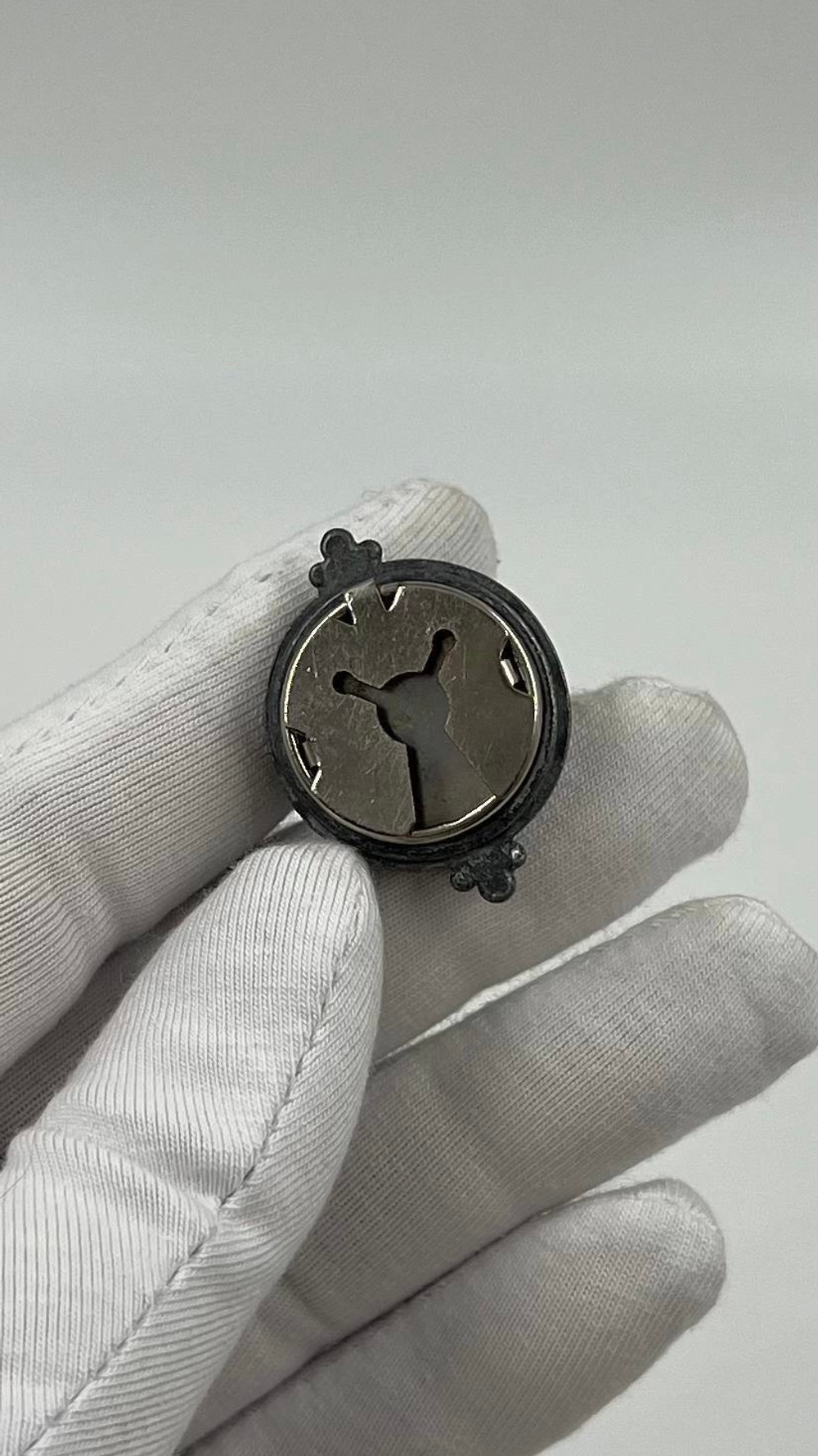 Накладка на пуговицу с коричневой вставкой