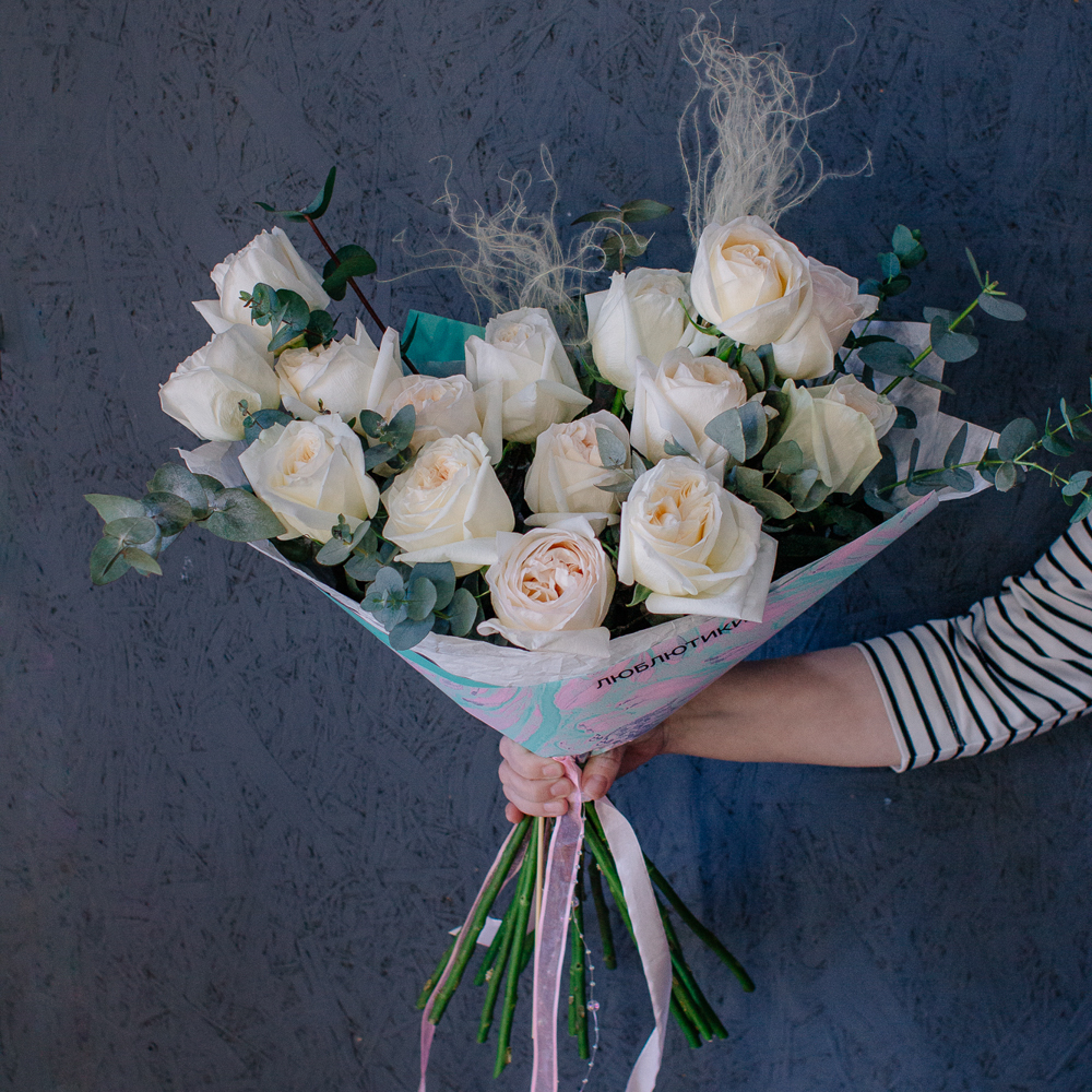 157. Ароматный нежный букет из светлых пионовидных роз
