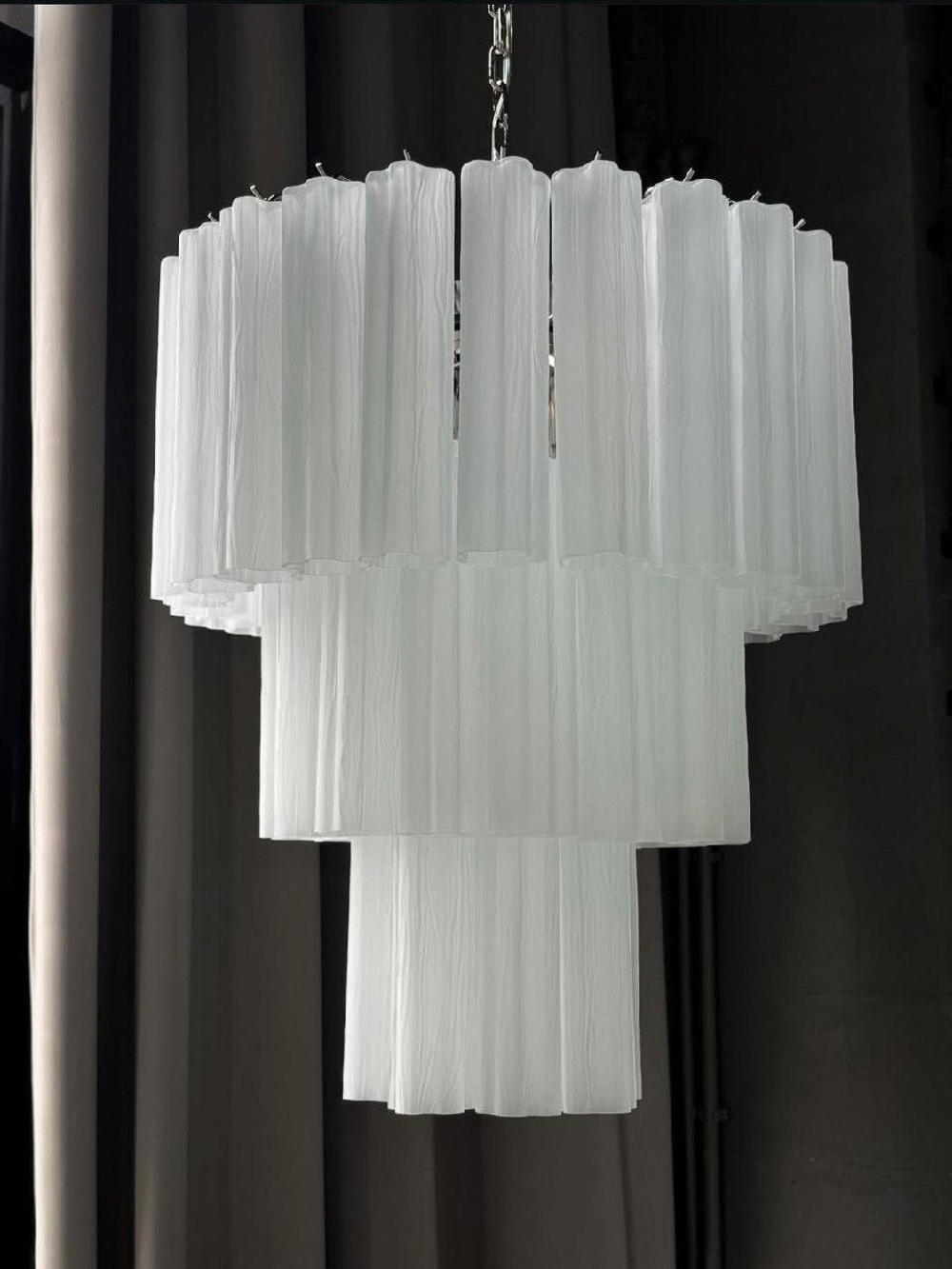 Белое матовое стекло, венецианский стиль — классика, которая создаёт мягкий, тёплый свет.