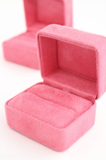 Металлический футляр с обтяжкой под пару колец.