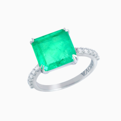 Серебряное кольцо со светло-зеленым изумрудным кварцем и фианитами