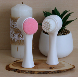 Двухсторонняя щёточка для умывания