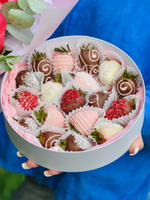Клубника в молочном и белом шоколаде «Candy»