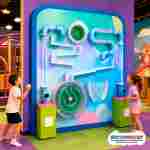 Интерактивный игровой комплекс «Неоновый поток», 2,44×0,5×2,44 м