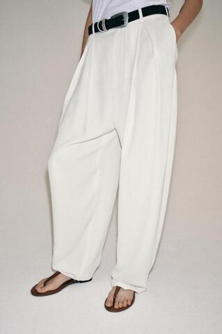 ZARA СВОБОДНЫЕ БРЮКИ С ЗАЩИПАМИ — ZW COLLECTION, ЖЕЛТОВАТО-БЕЛЫЙ