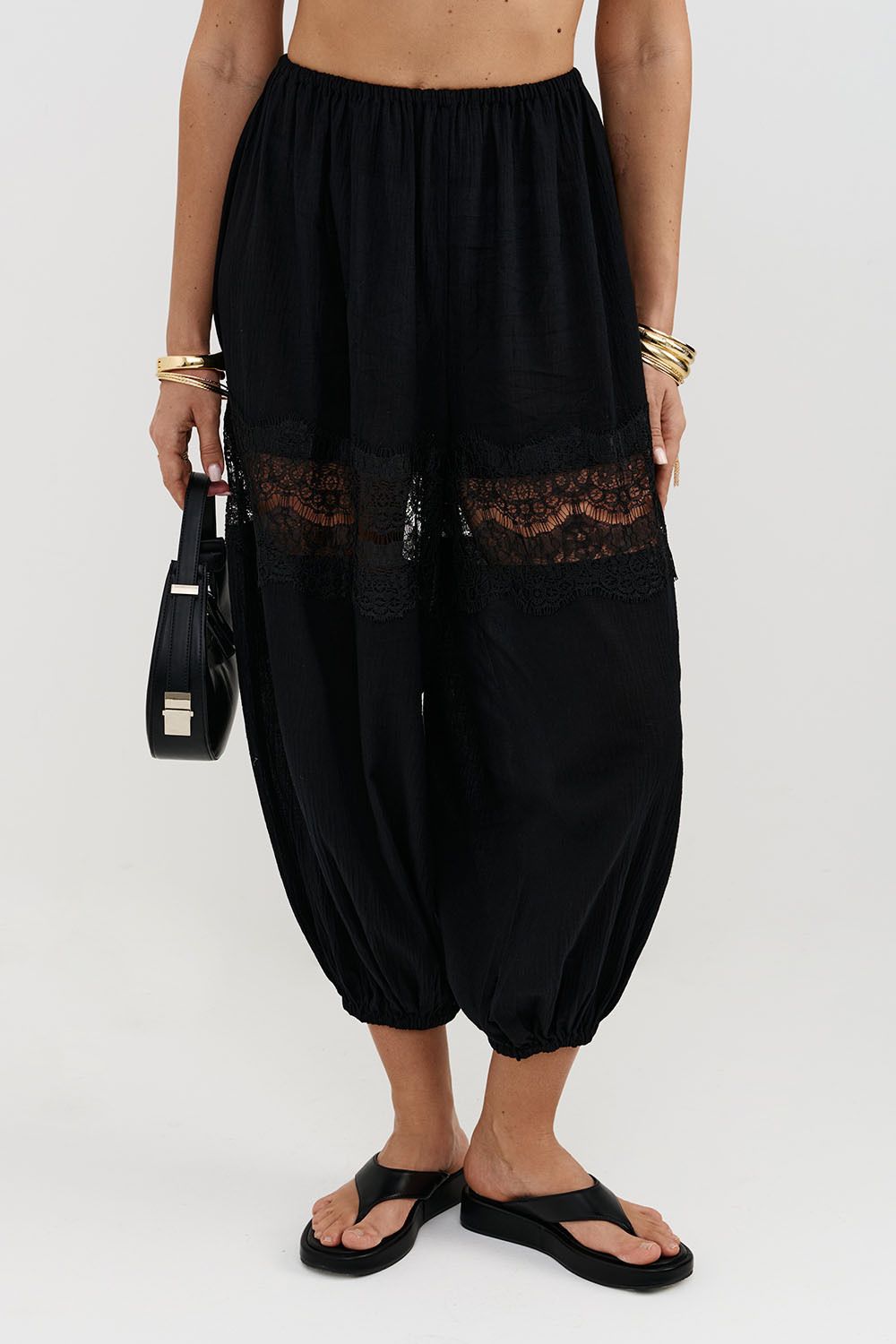 Брюки алладины из жатого хлопка черного цвета с кружевом
