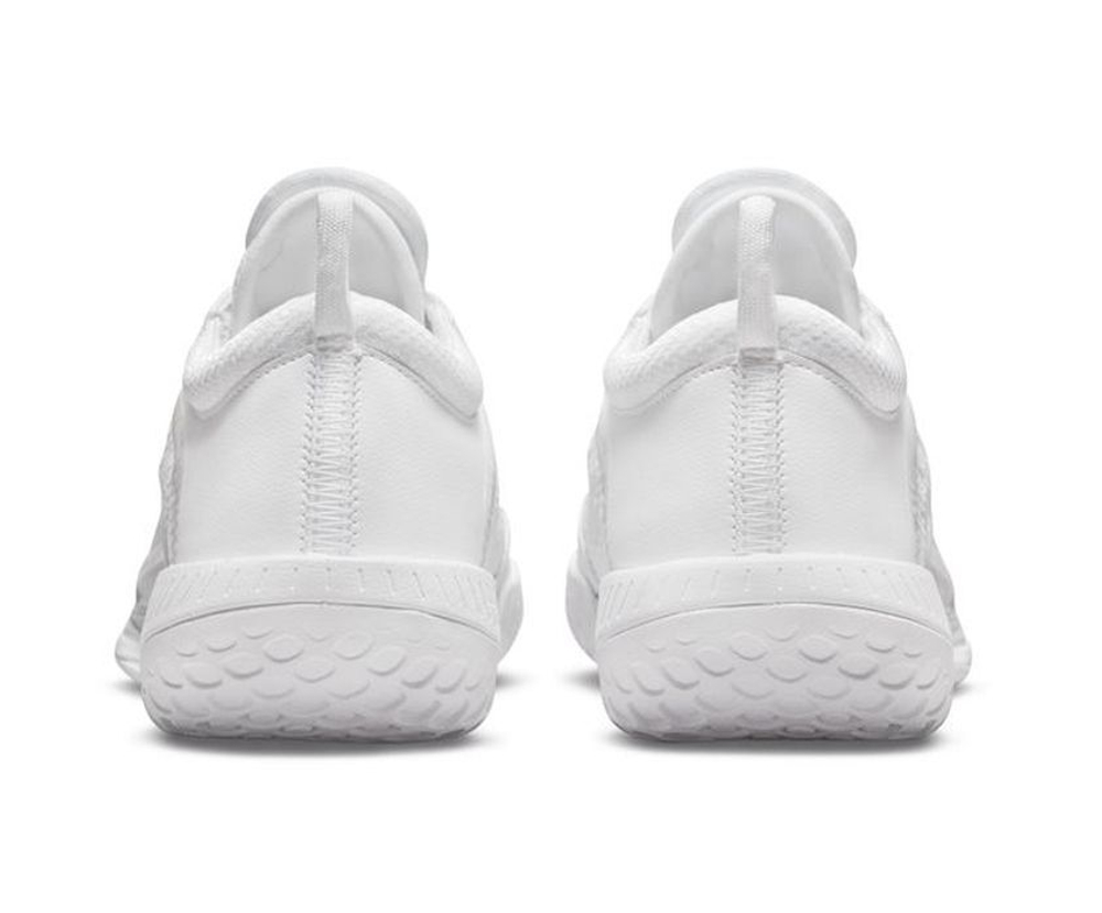 Женские Кроссовки теннисные Nike Zoom Court NXT - white/metallic silver/grey fog