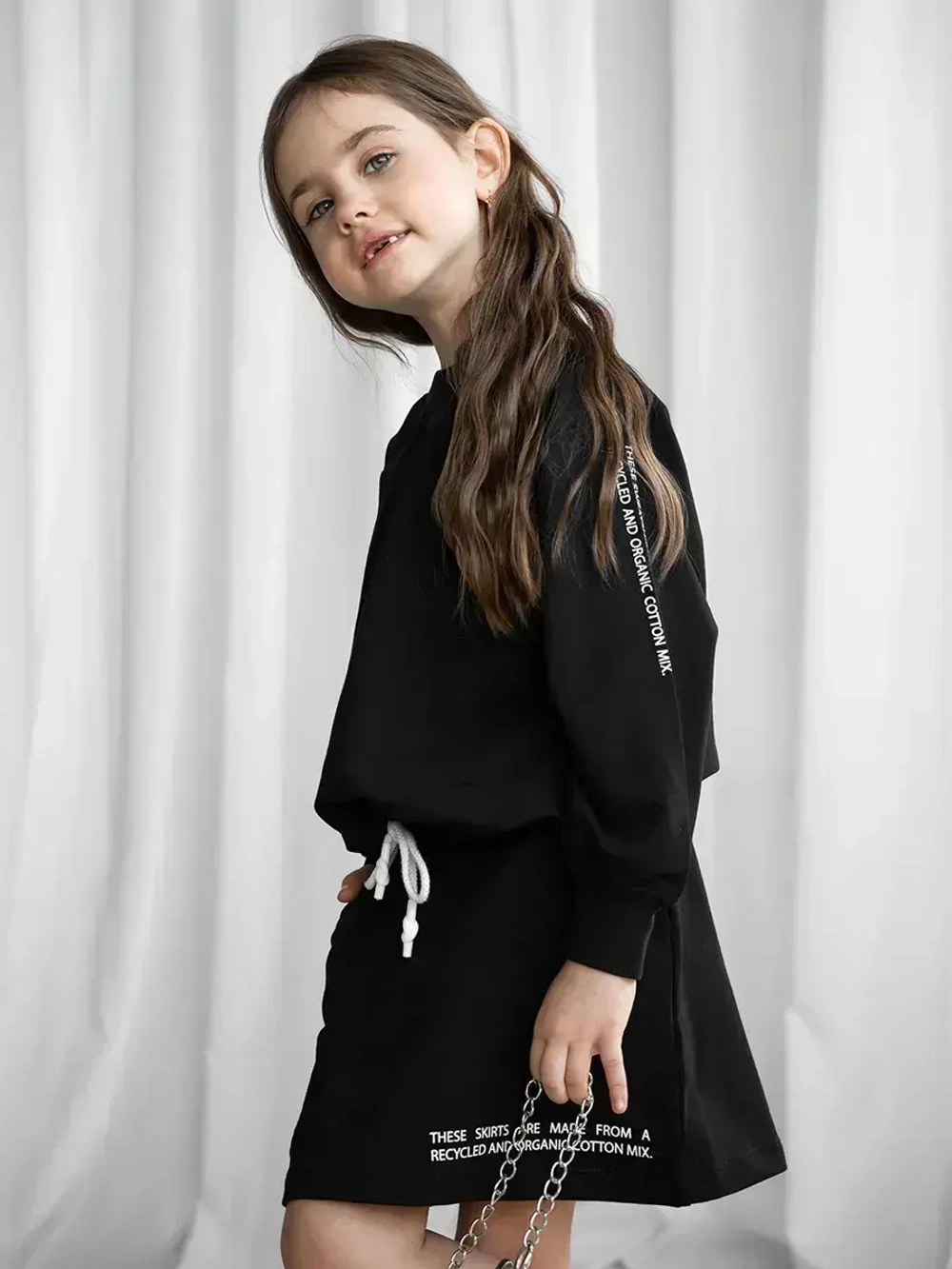 Черный костюм для девочки, толстовка и юбка