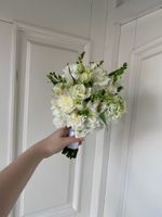 Свадебный букет из альстромерии, диантусов, лизиантуса и фрезии