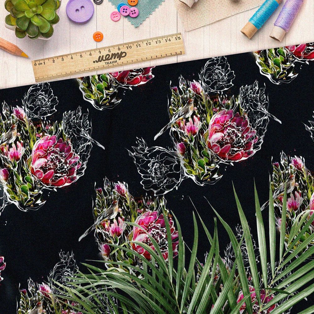 Ткань флис розовые цветы с белым контуром