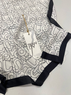 Платок-купон смесовый необработанный, плетение твил (Lacoste, 70%вискоза/30%шелк, 68*68, Жемчужный фон/черная надпись бренда и черная кайма по периметру платка, 54 гр/м2)