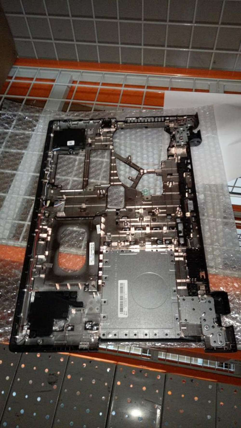 Нижняя часть корпуса (поддон) для ноутбука Lenovo Z70-80, чёрная, с динамиками (5CB0H15124), оригинал