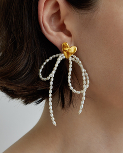 Gunga Моносерьга Cердечко с бантиком из рисового жемчуга