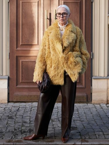 Шуба средней длины из овчины в горчичном цвете