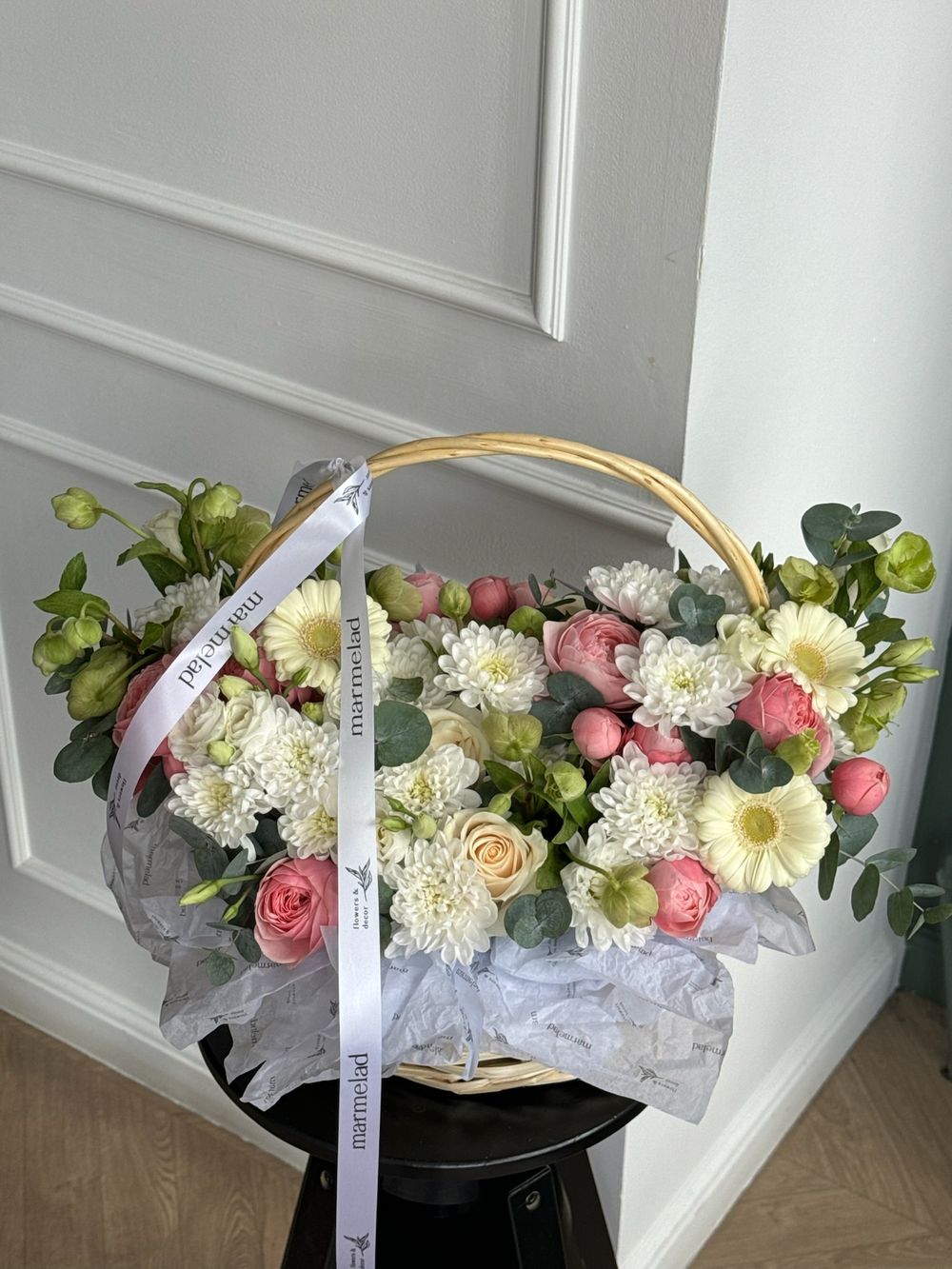 Сборная корзина из кустовых пионовидных роз, минигербер, хризантемы и хелеборуса