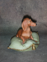 Статуэтка. Фарфор. Собака Такса на зелёной подушке. Capodimonte. Италия