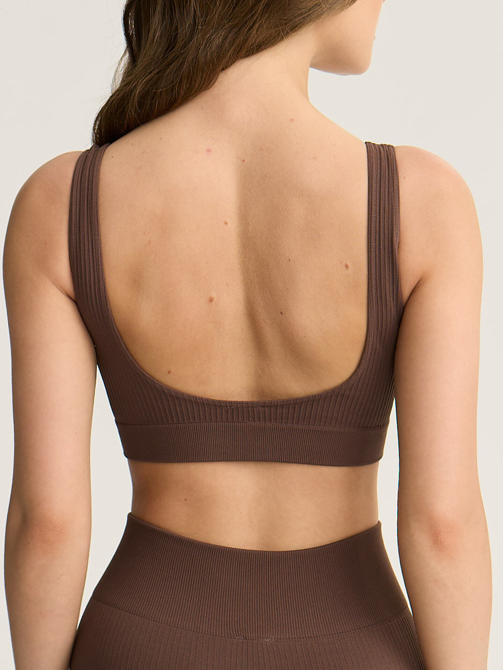 Бесшовный топ на широких бретелях в рубчик