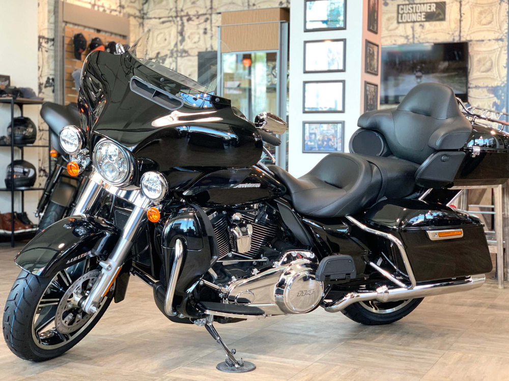 Ultra Limited, Harley-Davidson (FLHTK), 2021 vivid black
