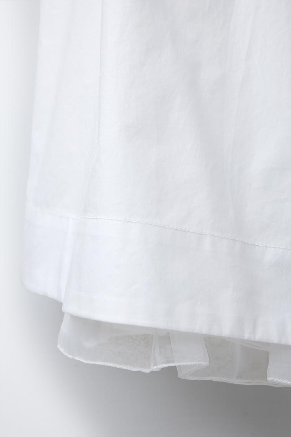 ZARA ПЛАТЬЕ С КОНТРАСТНЫМ ЦВЕТКОМ, БЕЛЫЙ