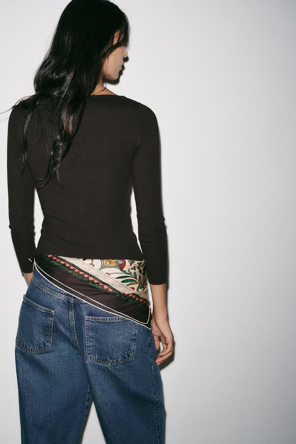 ZARA ФУТБОЛКА С ОБЪЕМНЫМ ЦВЕТКОМ, КОРИЧНЕВЫЙ