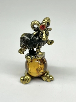 Бронзовая статуэтка на янтаре