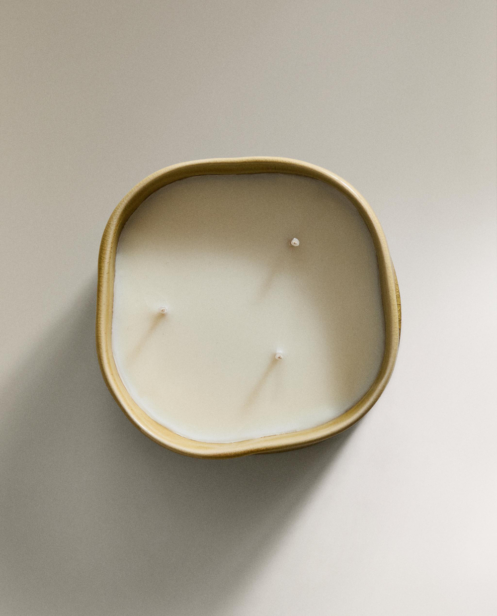 Zara Home Свеча ароматическая Floral Beyond 170 г, растительный воск, аромат цветочный, Розовый