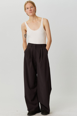 Брюки со складками из шоколадной шерсти