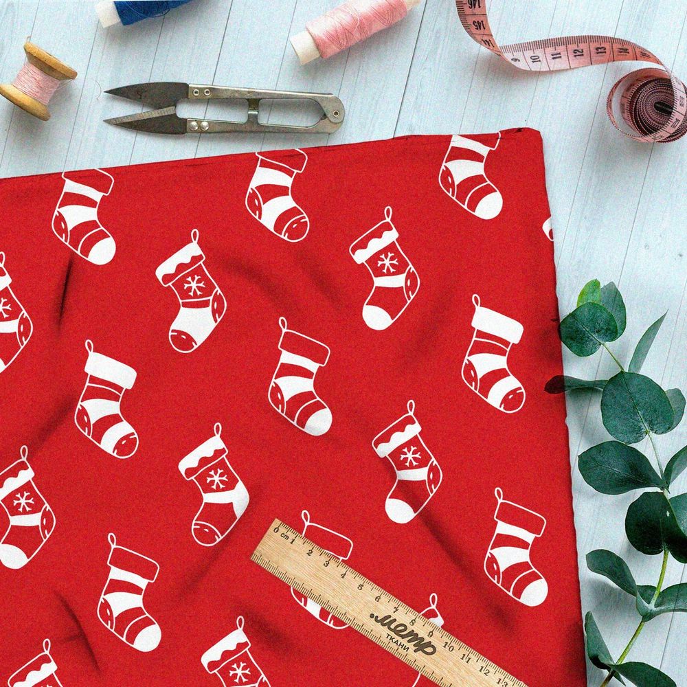 Ткань габардин рождественские носки на красном фоне