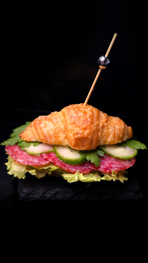 Сливочный круассан с копченой колбасой и овощами
