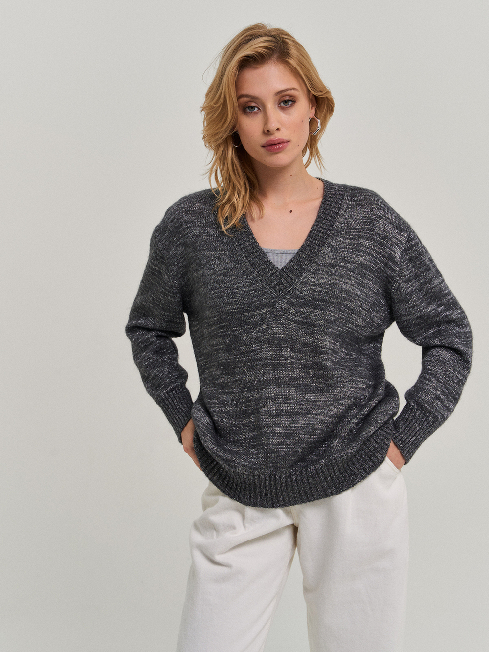 Пуловер серый